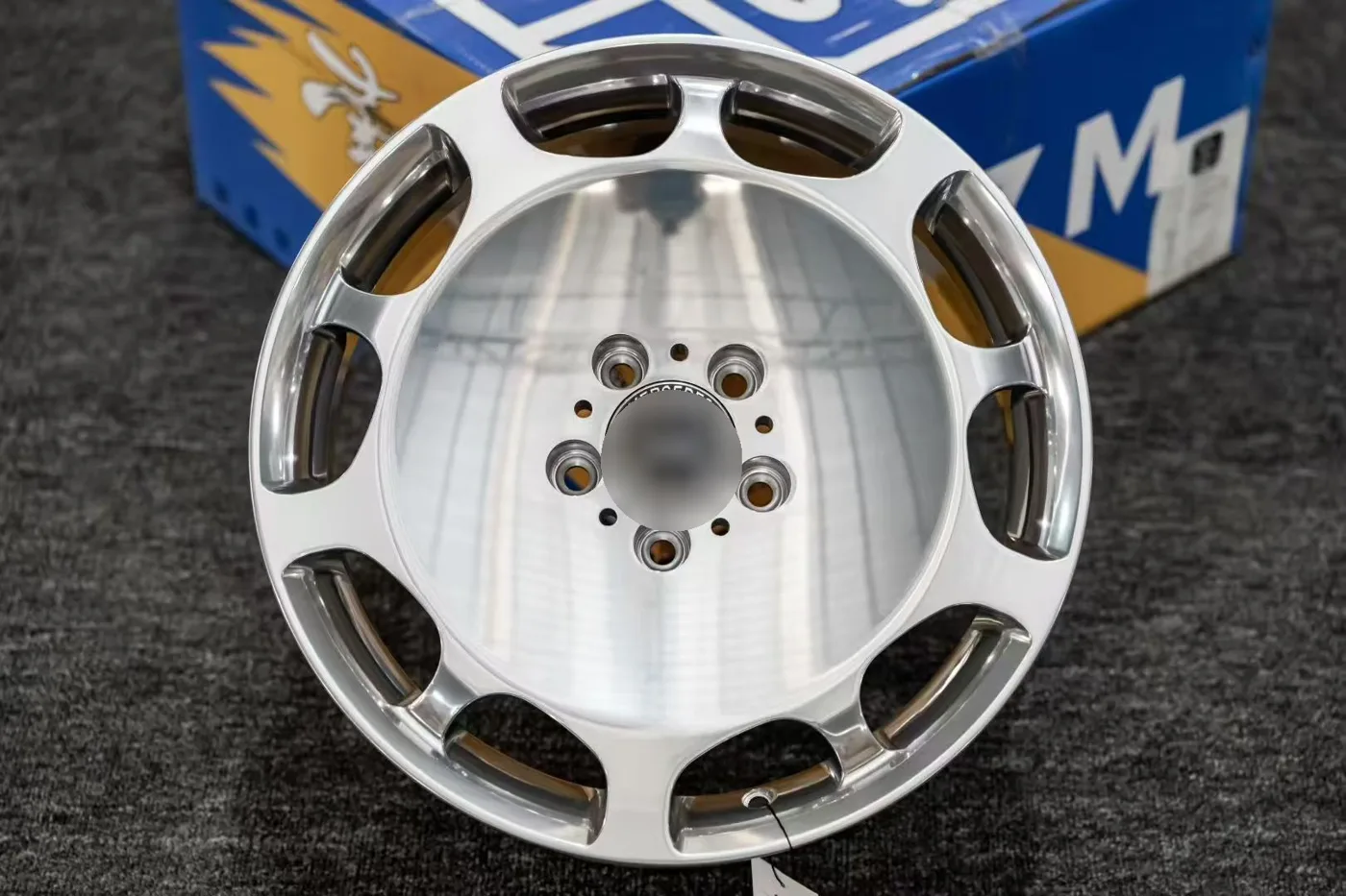 Polished 8-window classic design, shown without center cap
